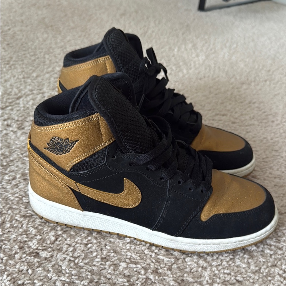 Jordan Men's Black and Gold Sneakers